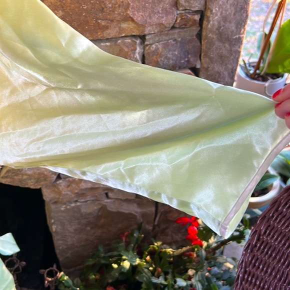 Oscar De La Renta Elegant Light Green Satin Nightgown and Robe Set; Size Medium - Picture 11 of 14